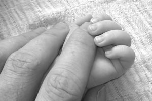 아빠의 손을 잡은 아기 - 뉴질랜드 생명보험
