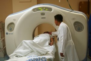 CT 스캔 받는 모습 - 뉴질랜드 의료보험