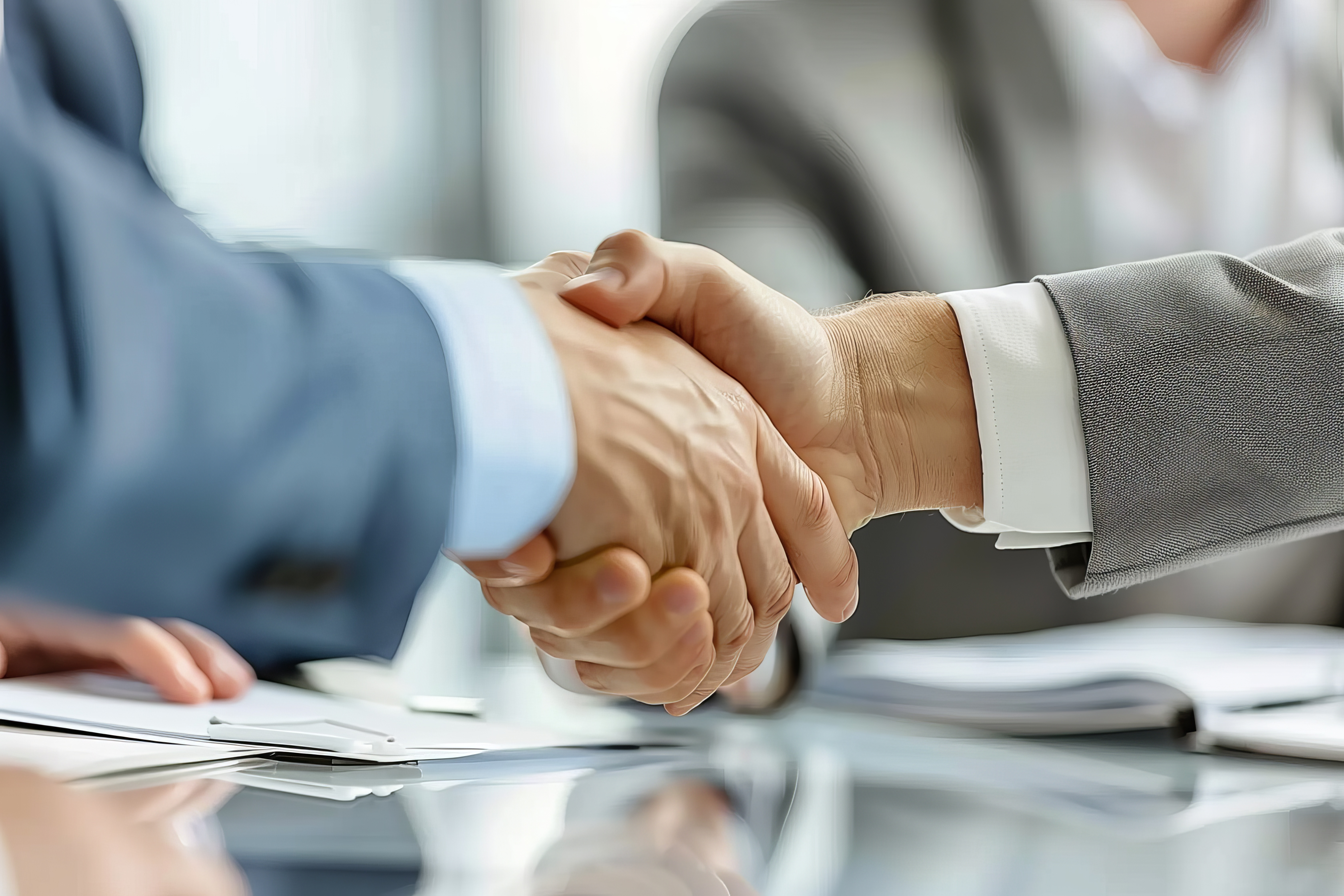 리파이낸스 상담 후 계약 악수 – DCT Finance 전문 어드바이저
